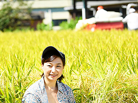 田んぼや畑を耕す田舎妻　大増量３６人　８時間　サンプル画像03